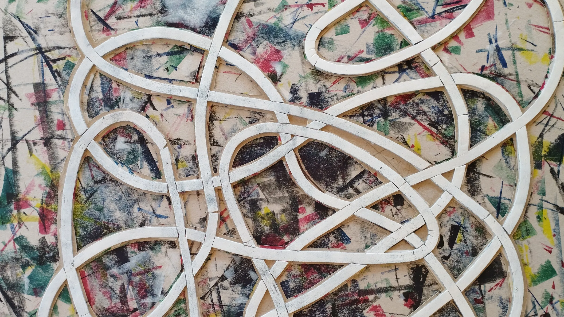 Photographie d’une matrice d’impression utilisée pour la création d’une estampe dans l’atelier.