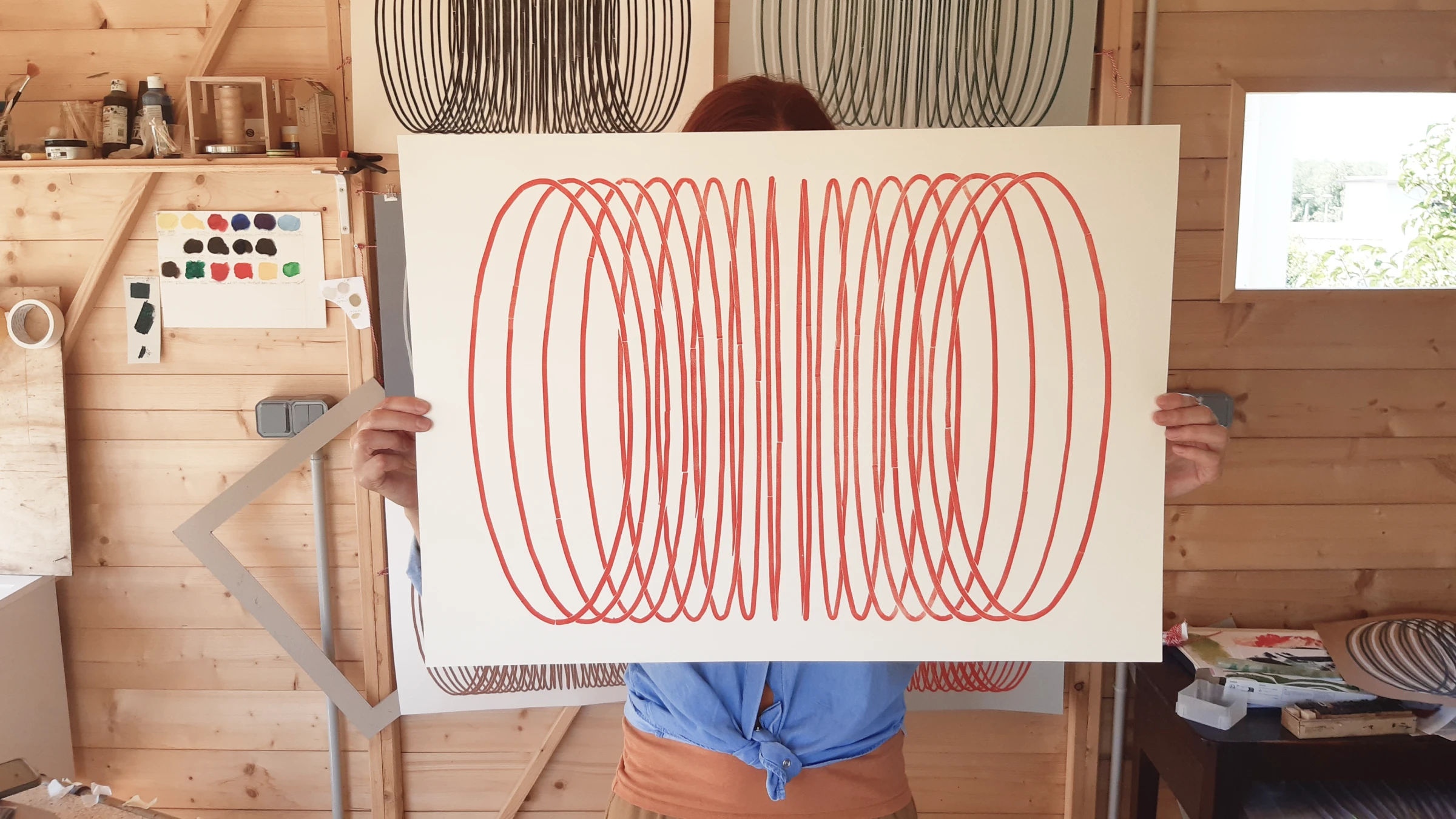 Grande estampe rouge représentant une spirale, format 50 × 70 cm.